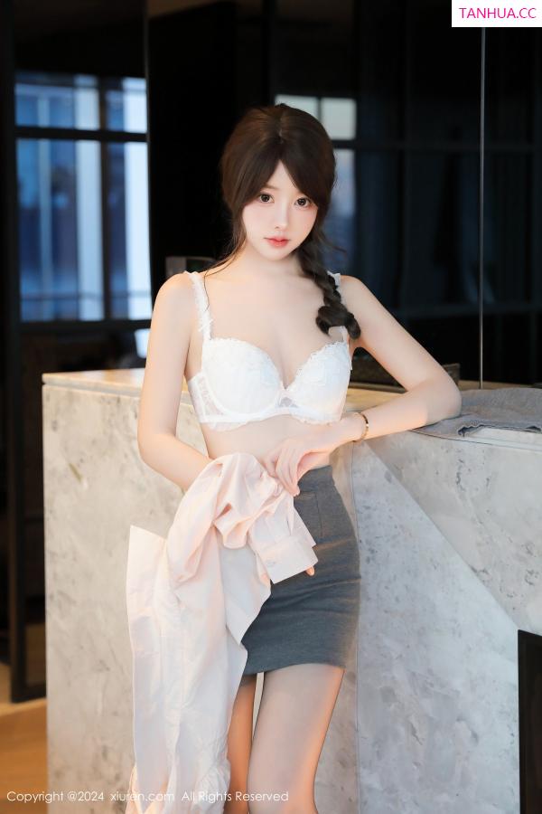   [XiuRen]高清写真图 2024.12.06 No.9562 桃妖夭 黑丝美腿第17张图片